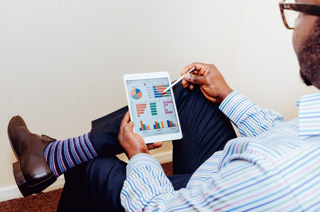 person, tablet, charts-731479.jpg